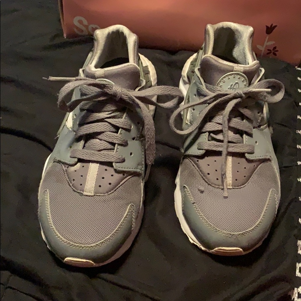 grey hurraches